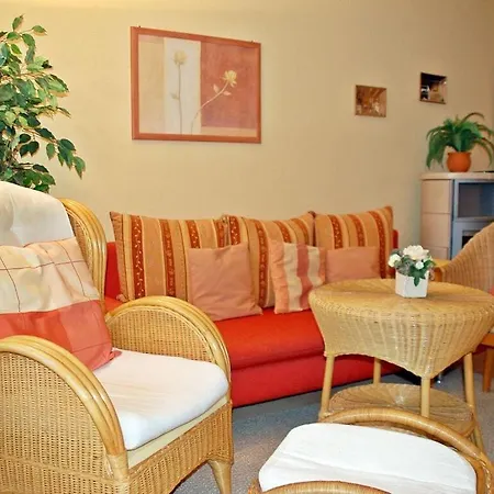 With Enclosed Garden דירה *